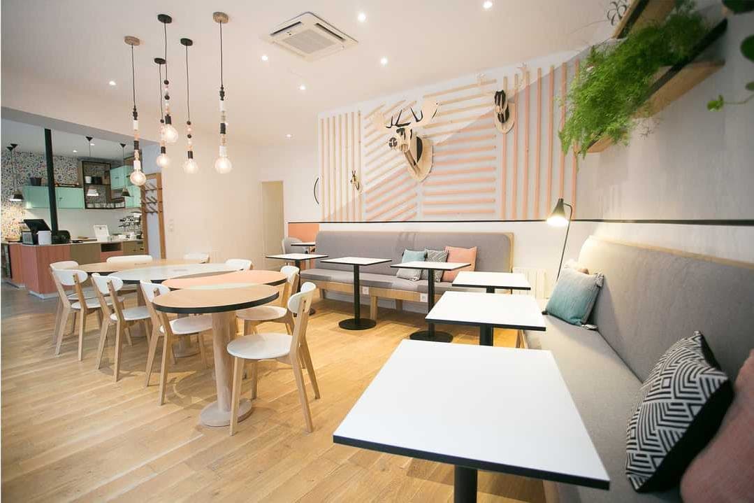 Local commercial aménagé en salle d'accueil — après